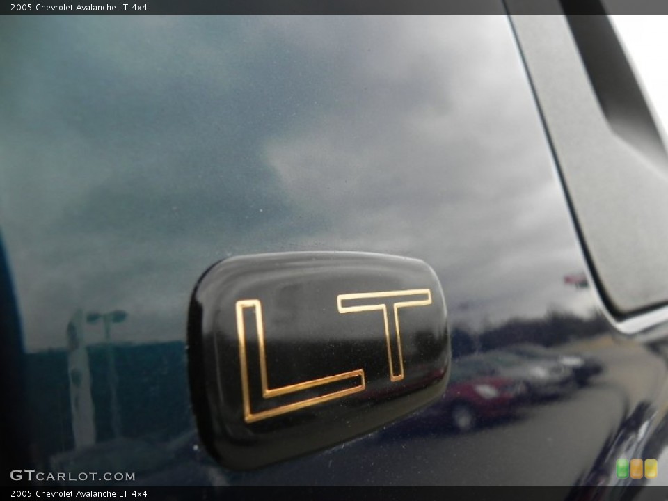 2005 Chevrolet Avalanche Custom Badge and Logo Photo #60717640