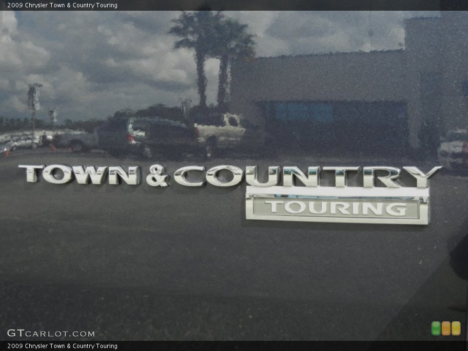 2009 Chrysler Town & Country Badges and Logos