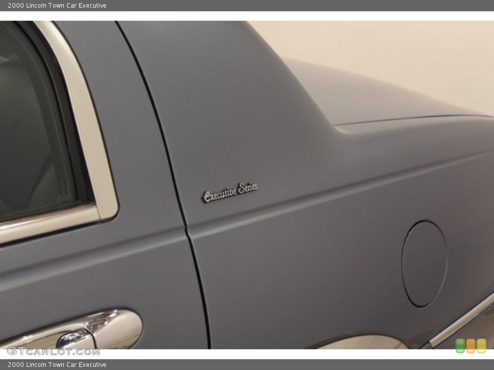 2000 Lincoln Town Car Custom Badge and Logo Photo #62598968