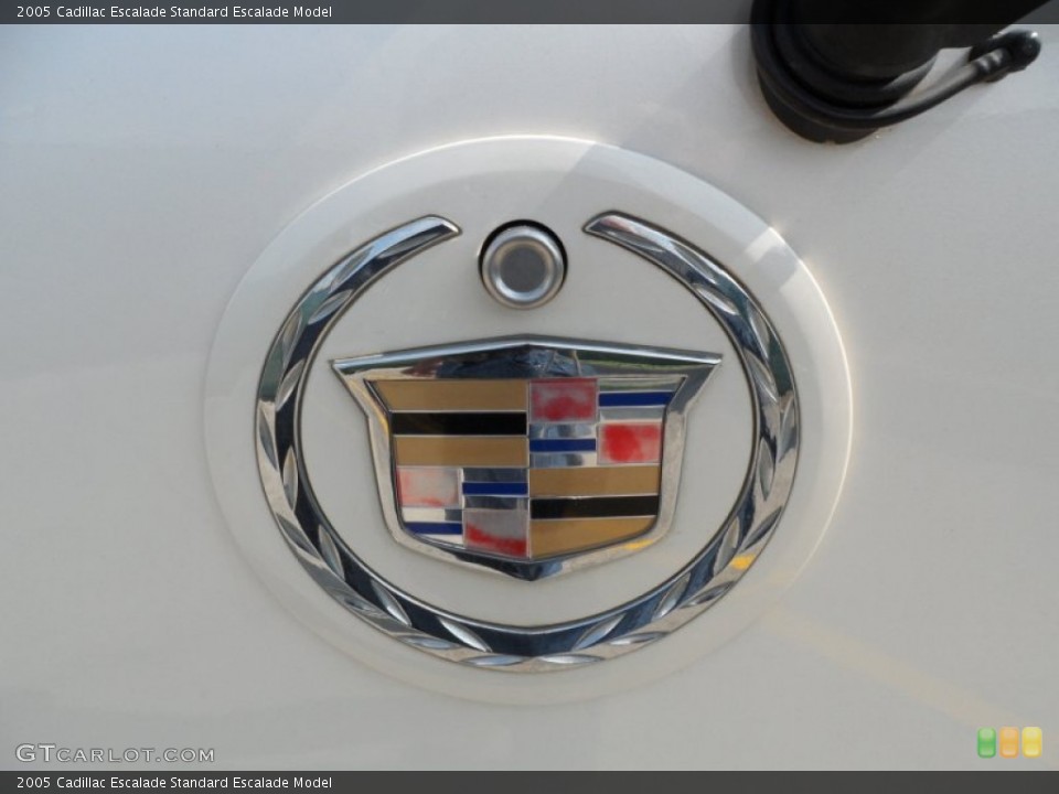 2005 Cadillac Escalade Badges and Logos