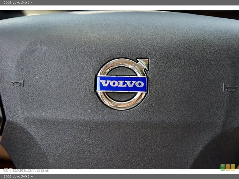 2005 Volvo S40 Badges and Logos