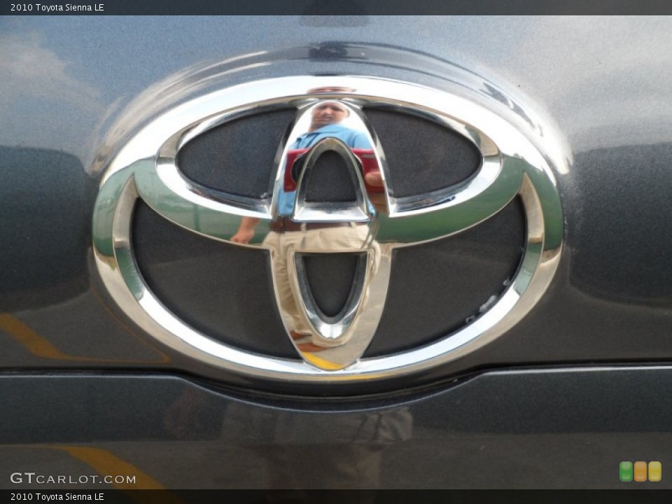 2010 Toyota Sienna Badges and Logos