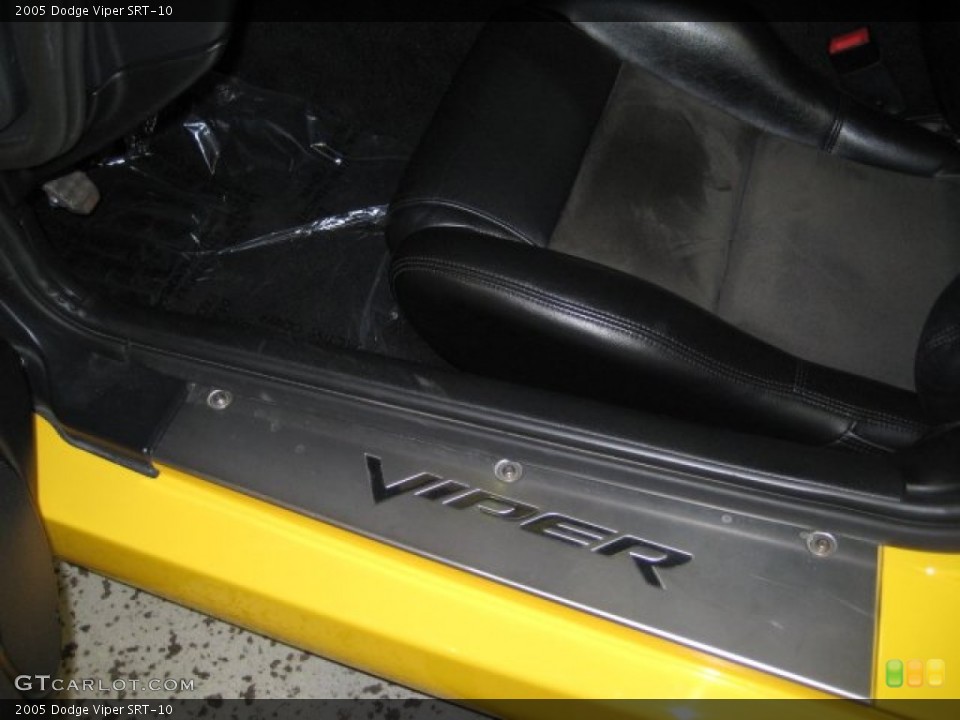 2005 Dodge Viper Badges and Logos