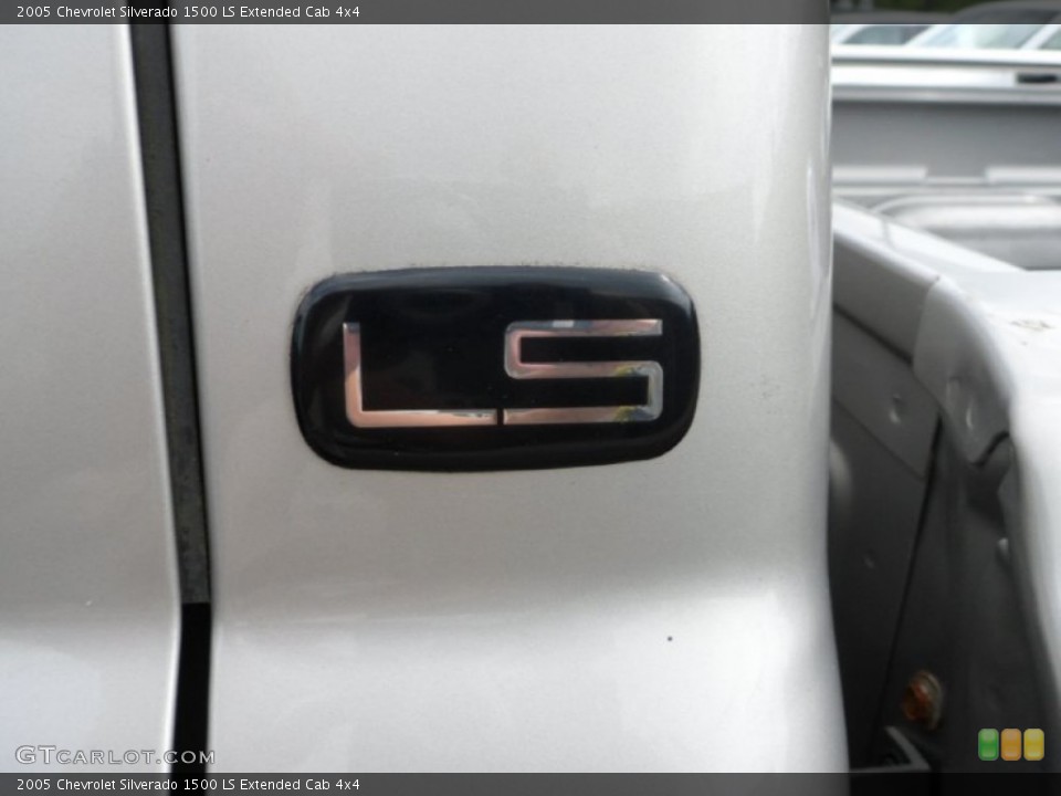 2005 Chevrolet Silverado 1500 Custom Badge and Logo Photo #70069301