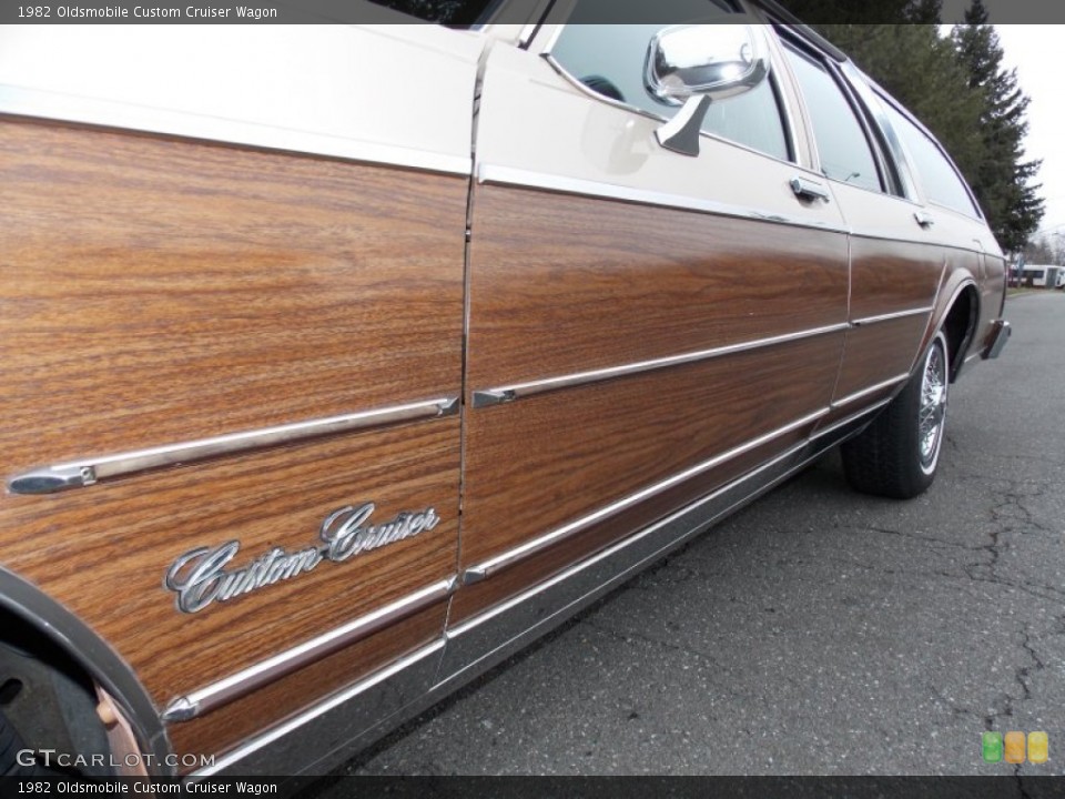 1982 Oldsmobile Custom Cruiser Badges and Logos