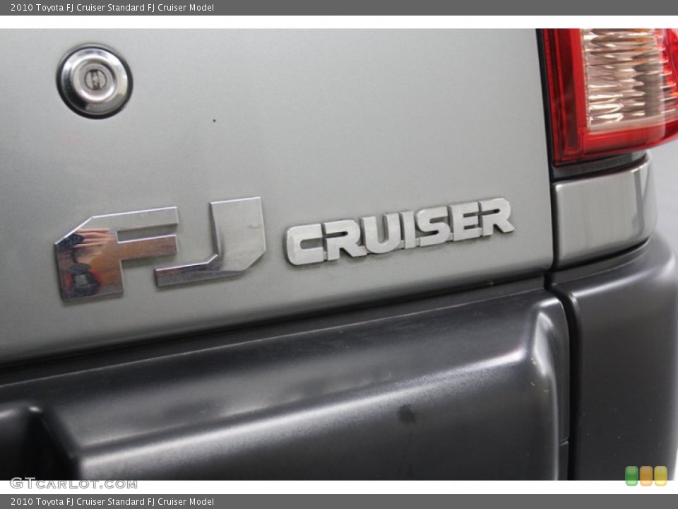 2010 Toyota FJ Cruiser Badges and Logos