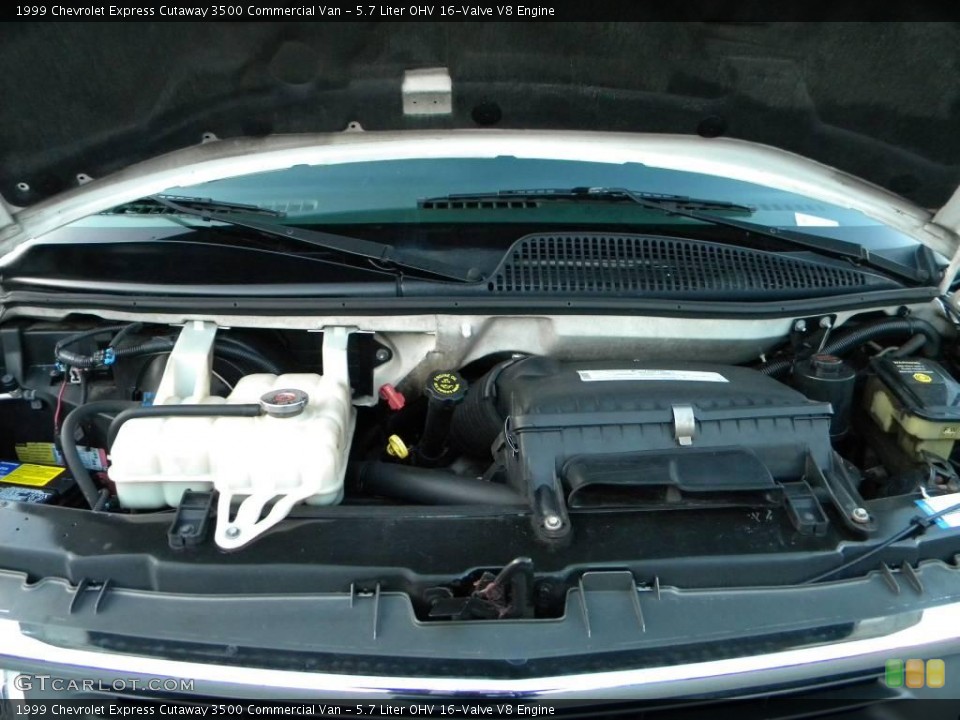 5.7 Liter OHV 16-Valve V8 1999 Chevrolet Express Cutaway Engine