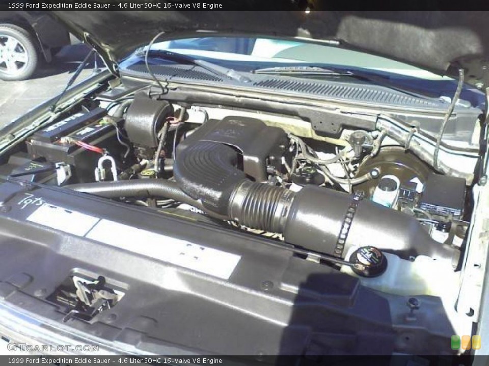 4.6 Liter SOHC 16-Valve V8 1999 Ford Expedition Engine