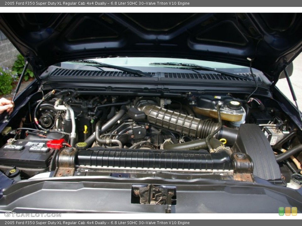 6.8 Liter SOHC 30-Valve Triton V10 Engine for the 2005 Ford F350 Super Duty #50904796