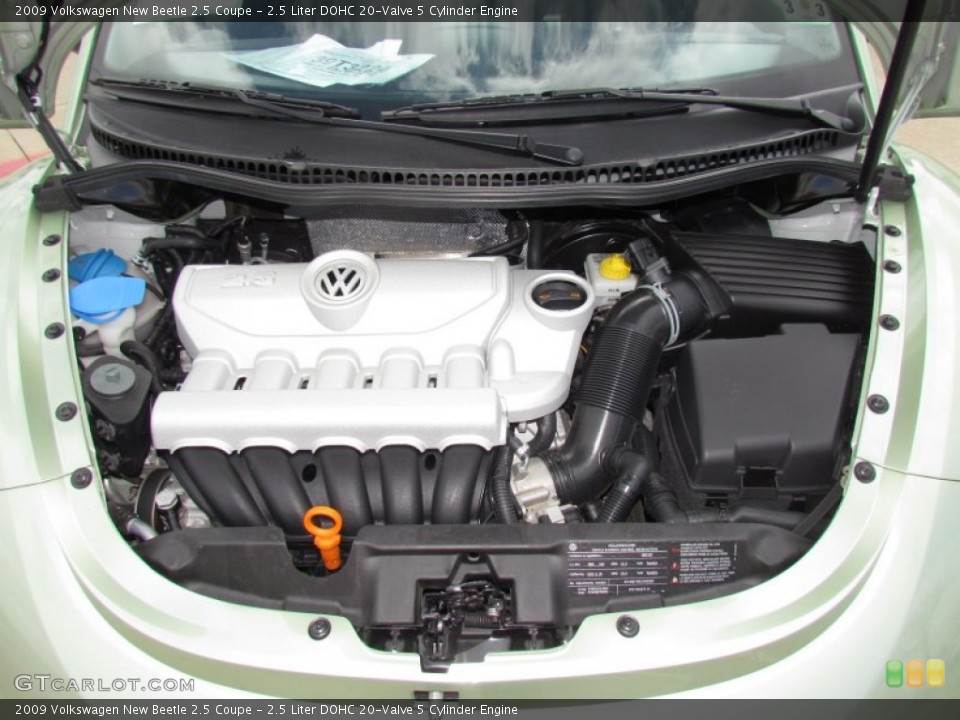 2.5 Liter DOHC 20-Valve 5 Cylinder Engine for the 2009 Volkswagen New Beetle #62348402