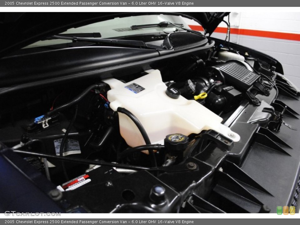 6.0 Liter OHV 16-Valve V8 2005 Chevrolet Express Engine