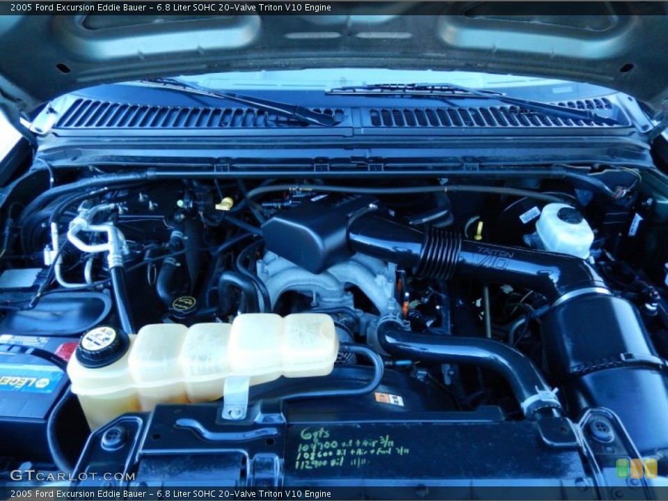 6.8 Liter SOHC 20-Valve Triton V10 Engine for the 2005 Ford Excursion #88979890