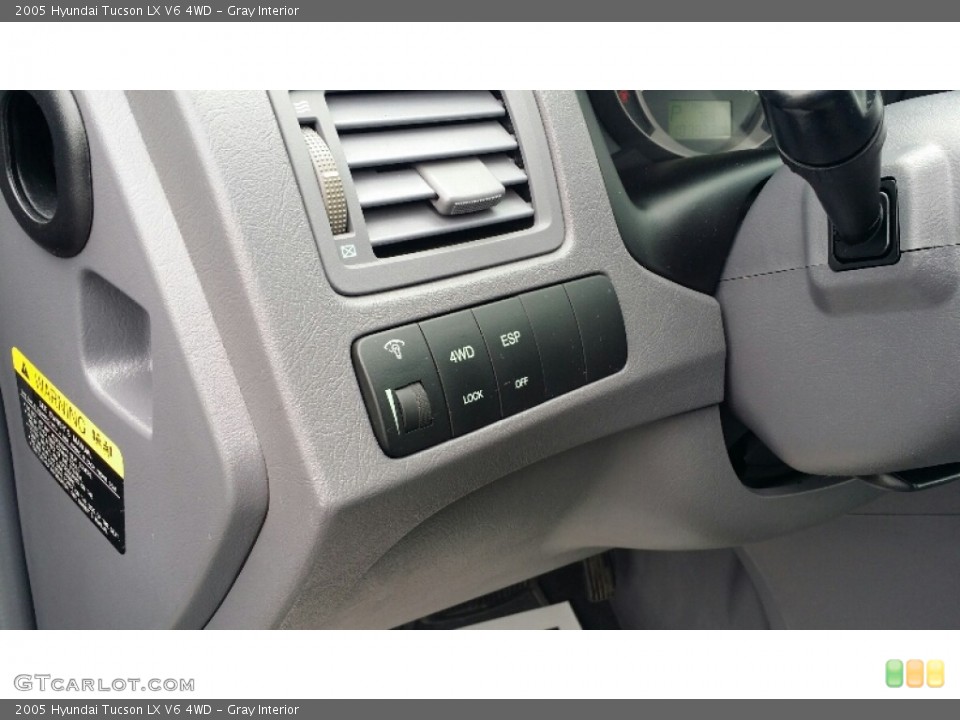 Gray Interior Controls for the 2005 Hyundai Tucson LX V6 4WD #101730555