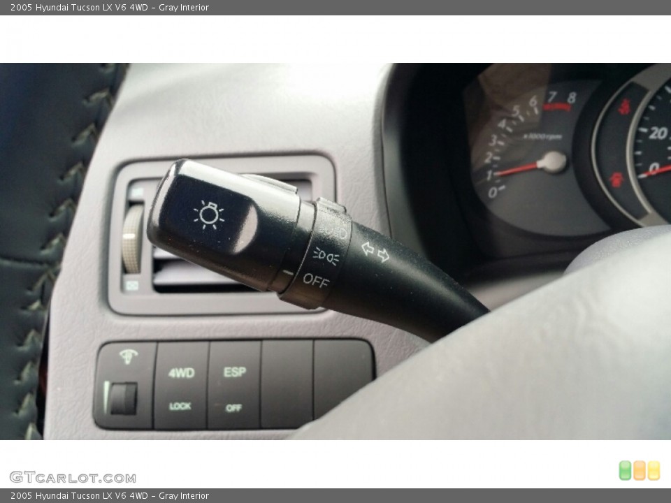 Gray Interior Controls for the 2005 Hyundai Tucson LX V6 4WD #101730618