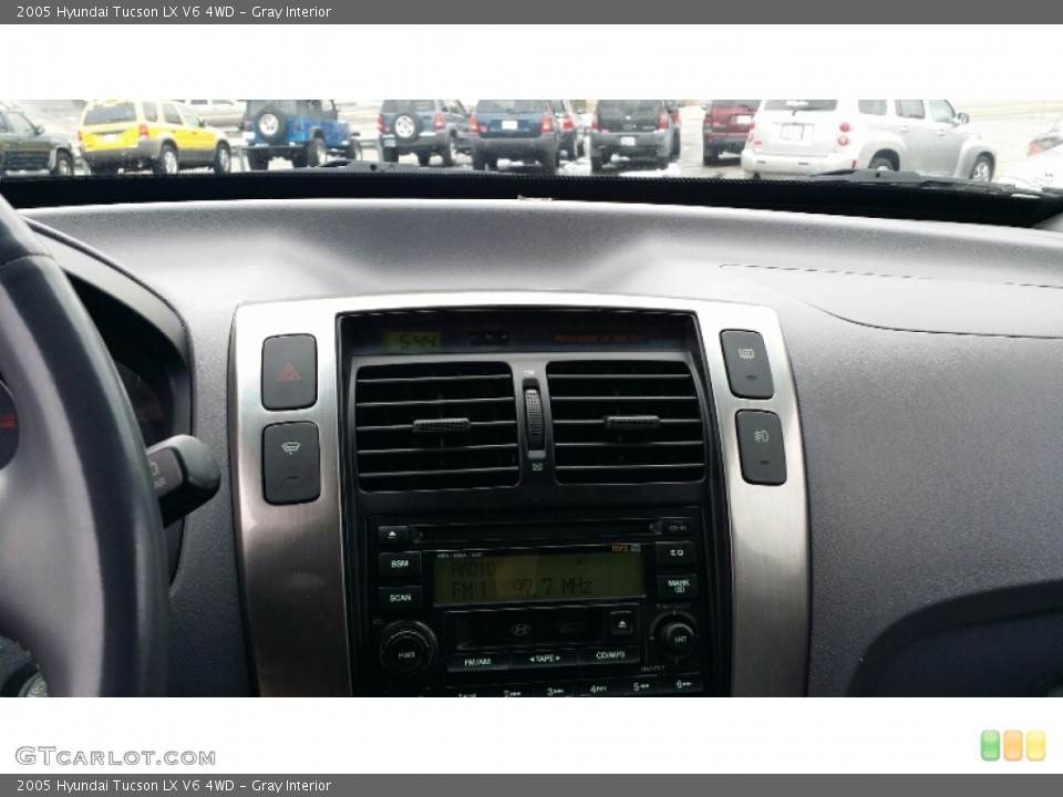 Gray Interior Controls for the 2005 Hyundai Tucson LX V6 4WD #101730681