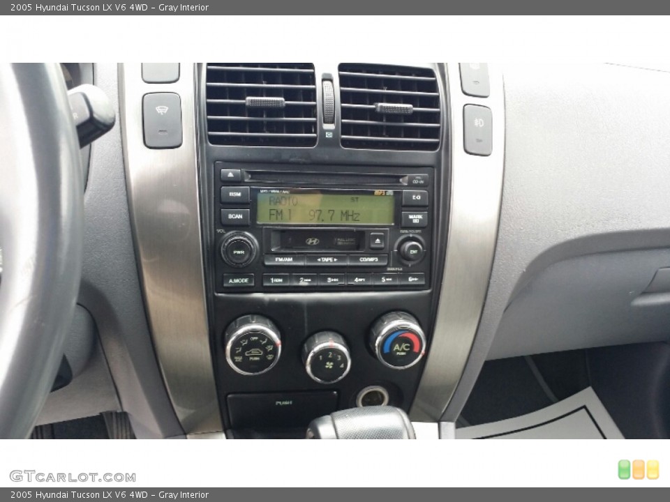 Gray Interior Controls for the 2005 Hyundai Tucson LX V6 4WD #101730720