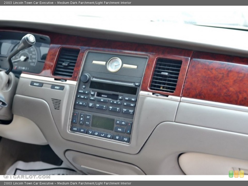 Medium Dark Parchment/Light Parchment Interior Controls for the 2003 Lincoln Town Car Executive #101824823