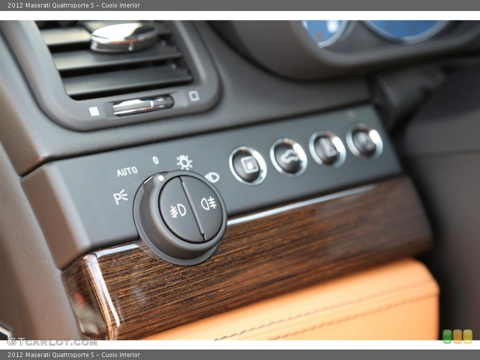 Cuoio Interior Controls for the 2012 Maserati Quattroporte S #102079005