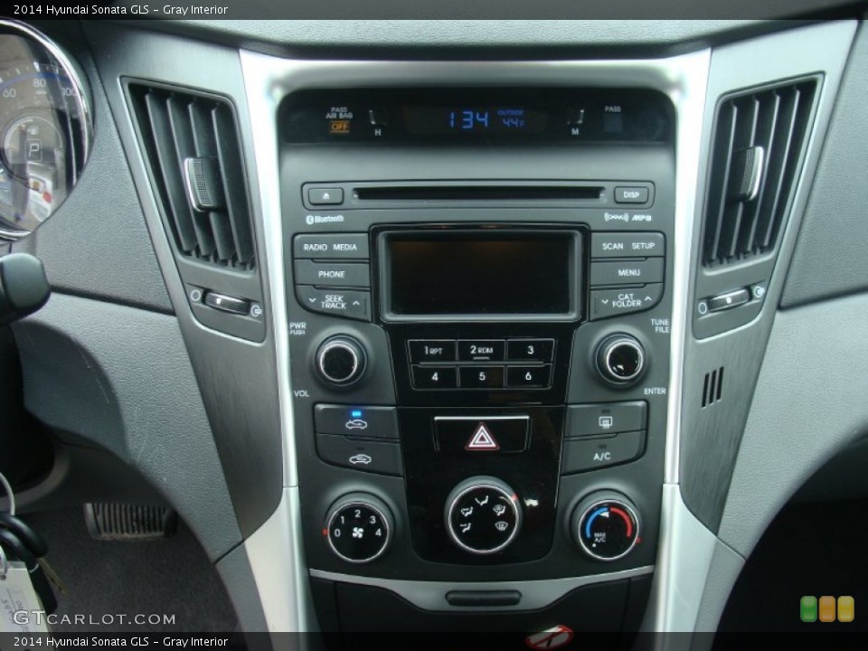 Gray Interior Controls for the 2014 Hyundai Sonata GLS #102256482