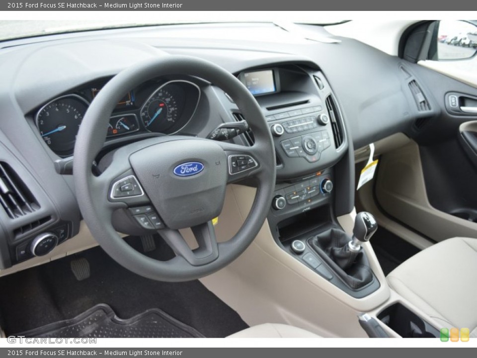 Medium Light Stone Interior Photo for the 2015 Ford Focus SE Hatchback #103028169