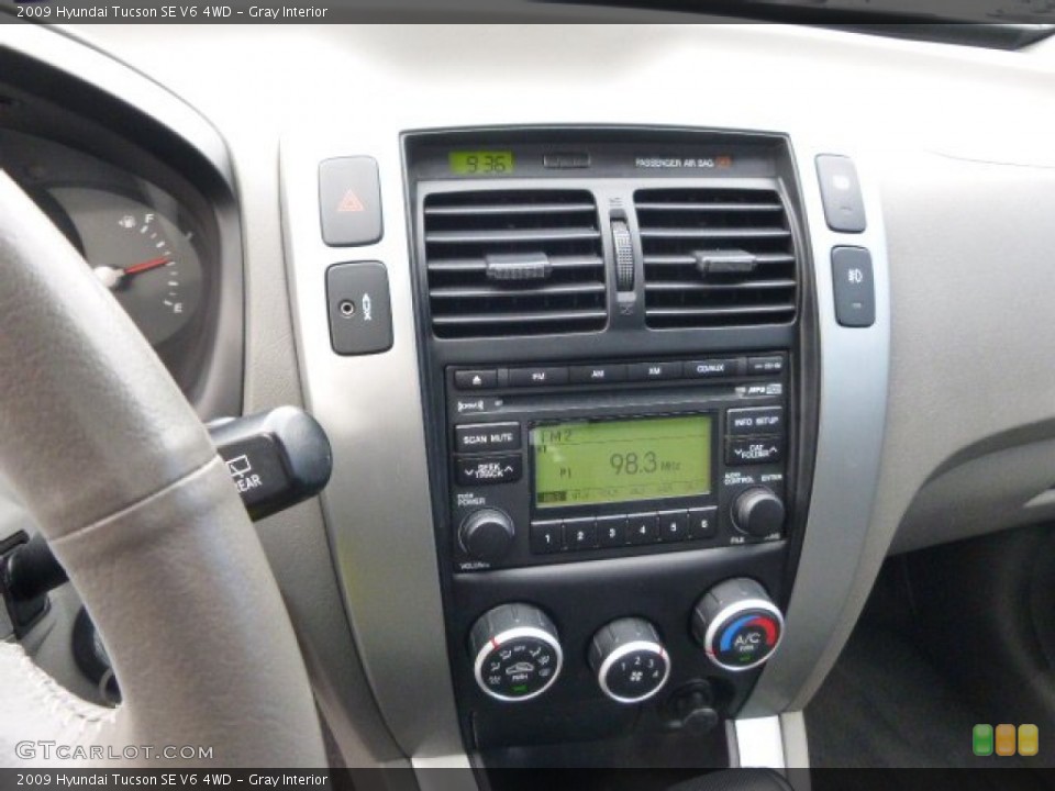 Gray Interior Controls for the 2009 Hyundai Tucson SE V6 4WD #103180547