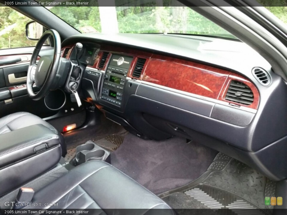 Black Interior Photo for the 2005 Lincoln Town Car Signature #104888630