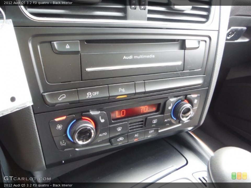 Black Interior Controls for the 2012 Audi Q5 3.2 FSI quattro #106270426