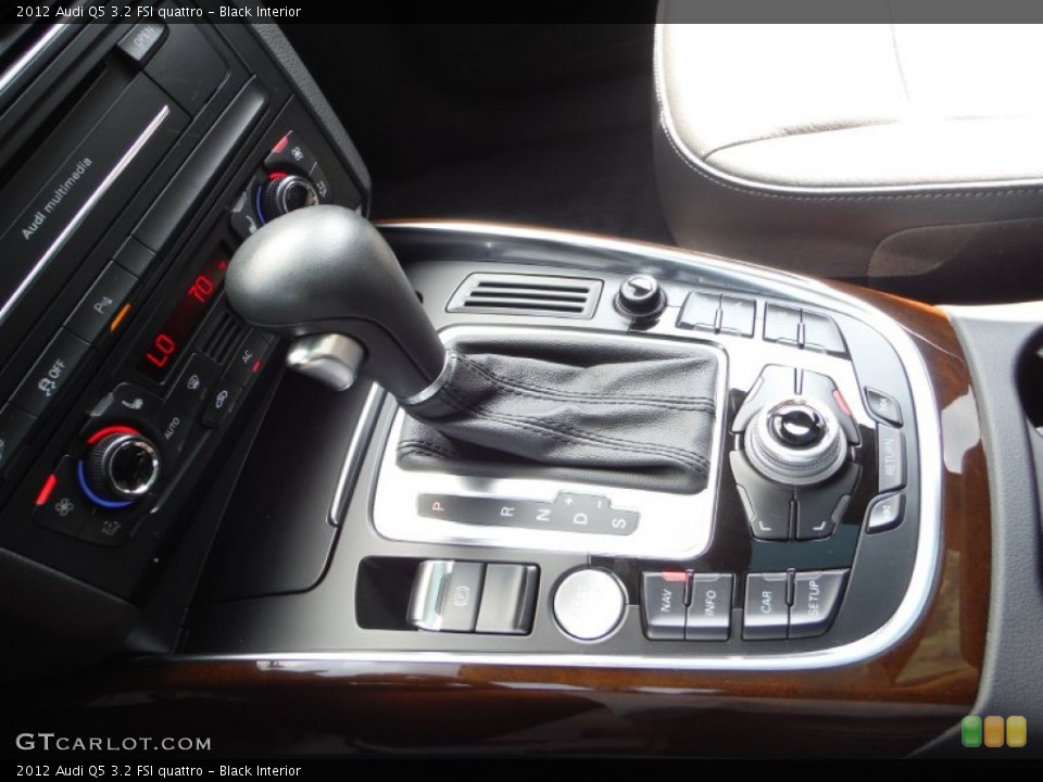 Black Interior Controls for the 2012 Audi Q5 3.2 FSI quattro #106270455