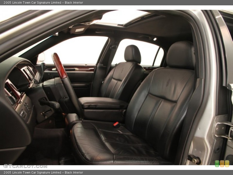 Black Interior Photo for the 2005 Lincoln Town Car Signature Limited #106458454