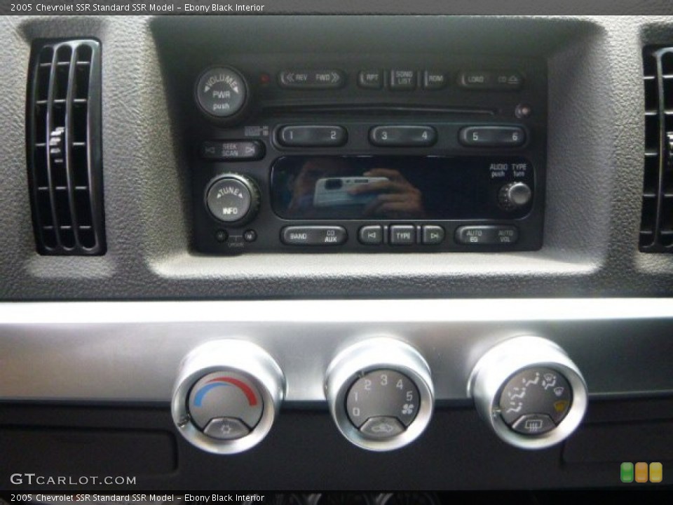 Ebony Black Interior Controls for the 2005 Chevrolet SSR  #106555453