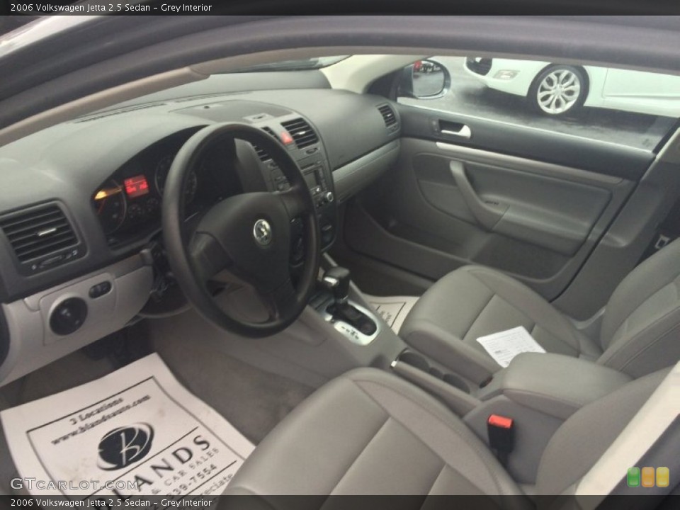Grey Interior Photo for the 2006 Volkswagen Jetta 2.5 Sedan #107230046