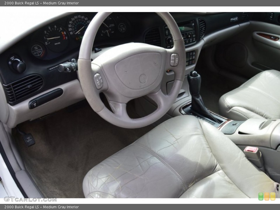 Medium Gray Interior Photo for the 2000 Buick Regal LS #107554071