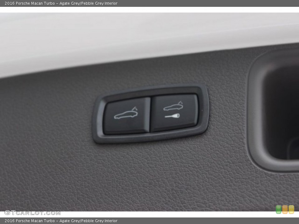 Agate Grey/Pebble Grey Interior Controls for the 2016 Porsche Macan Turbo #108100154