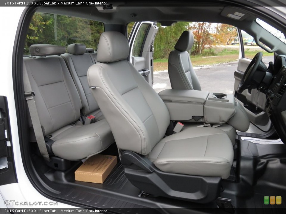 Medium Earth Gray Interior Photo for the 2016 Ford F150 XL SuperCab #108763716