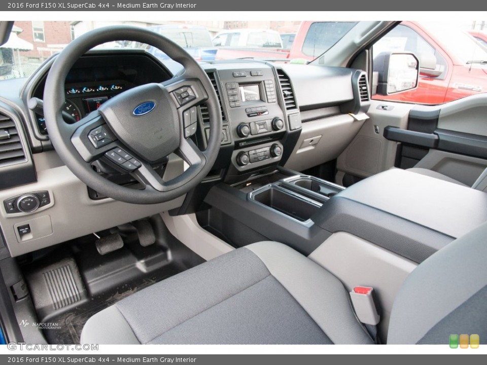 Medium Earth Gray Interior Photo for the 2016 Ford F150 XL SuperCab 4x4 #109216579