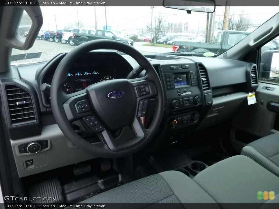 Medium Earth Gray Interior Photo for the 2016 Ford F150 XL SuperCab #109260327