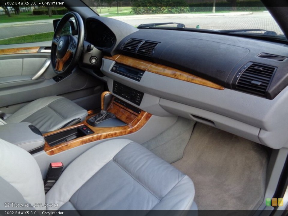 Grey Interior Dashboard for the 2002 BMW X5 3.0i #109443012