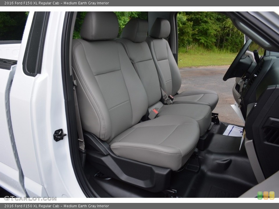 Medium Earth Gray Interior Photo for the 2016 Ford F150 XL Regular Cab #113376852