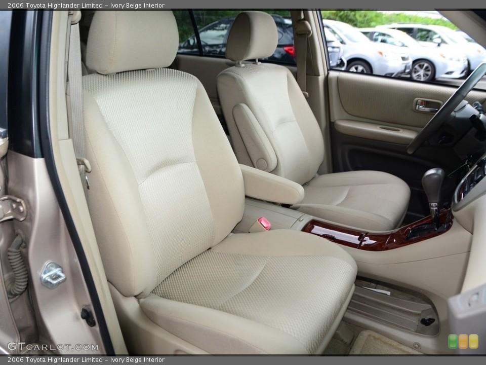 Ivory Beige Interior Photo for the 2006 Toyota Highlander Limited #114846282