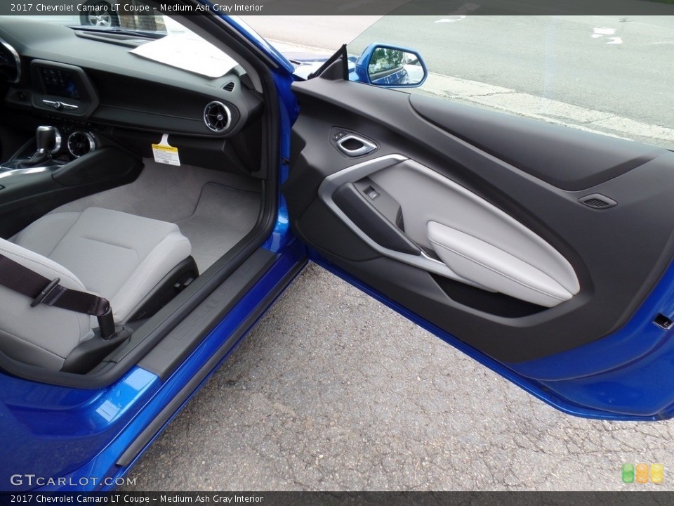 Medium Ash Gray Interior Door Panel for the 2017 Chevrolet Camaro LT Coupe #115061082