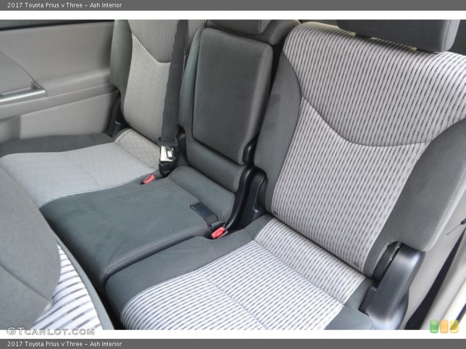 Ash 2017 Toyota Prius v Interiors