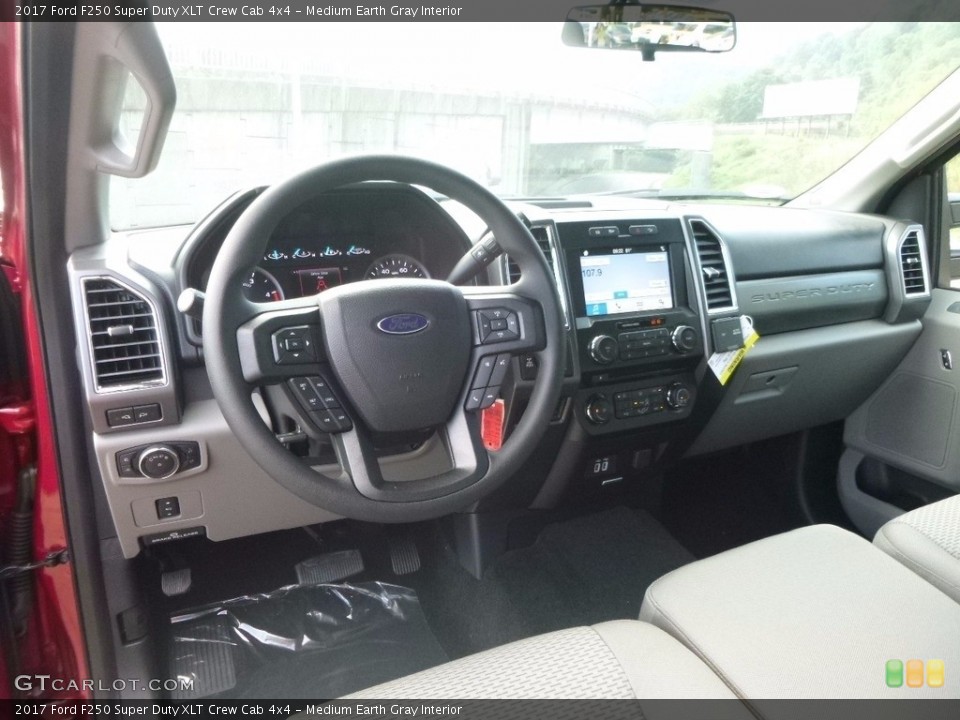 Medium Earth Gray Interior Photo for the 2017 Ford F250 Super Duty XLT Crew Cab 4x4 #115524524