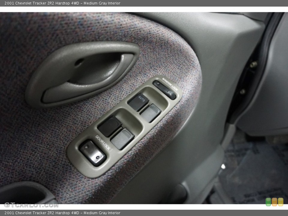 Medium Gray Interior Controls for the 2001 Chevrolet Tracker ZR2 Hardtop 4WD #116242541