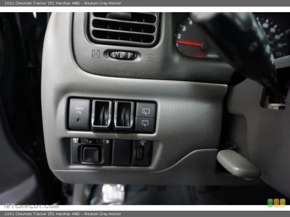Medium Gray Interior Controls for the 2001 Chevrolet Tracker ZR2 Hardtop 4WD #116242811