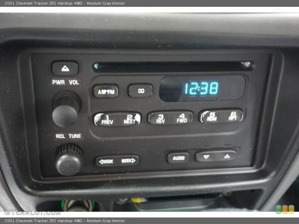 Medium Gray Interior Controls for the 2001 Chevrolet Tracker ZR2 Hardtop 4WD #116242853