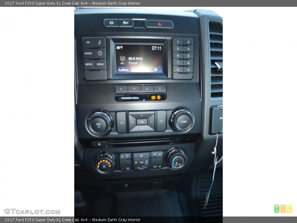 Medium Earth Gray Interior Controls for the 2017 Ford F350 Super Duty XL Crew Cab 4x4 #116482198