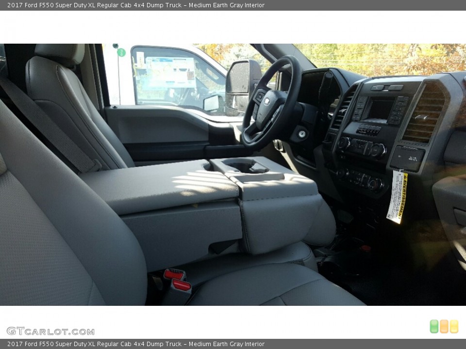 Medium Earth Gray Interior Photo for the 2017 Ford F550 Super Duty XL Regular Cab 4x4 Dump Truck #116783113