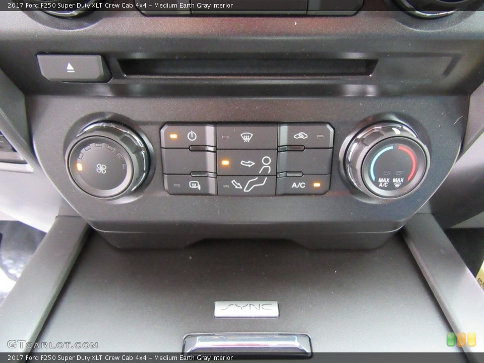 Medium Earth Gray Interior Controls for the 2017 Ford F250 Super Duty XLT Crew Cab 4x4 #116885843