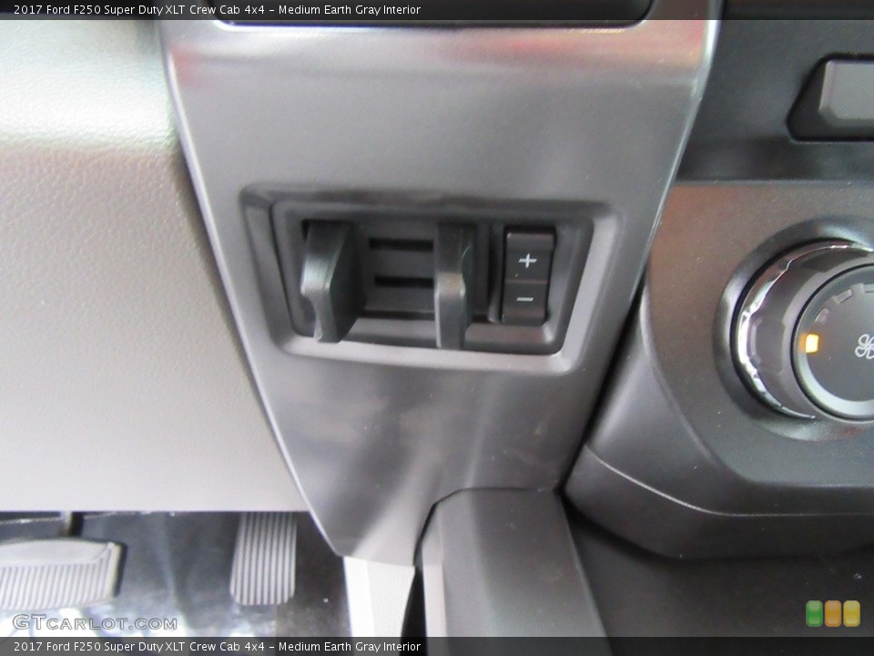 Medium Earth Gray Interior Controls for the 2017 Ford F250 Super Duty XLT Crew Cab 4x4 #116885900
