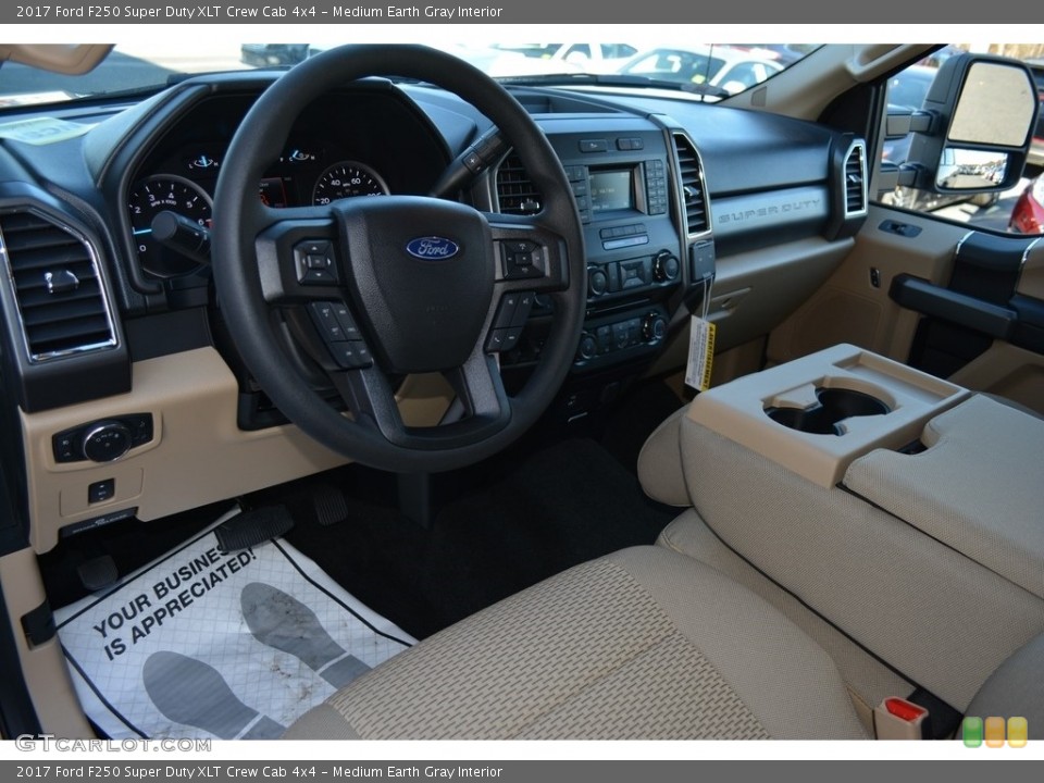 Medium Earth Gray Interior Photo for the 2017 Ford F250 Super Duty XLT Crew Cab 4x4 #117345052